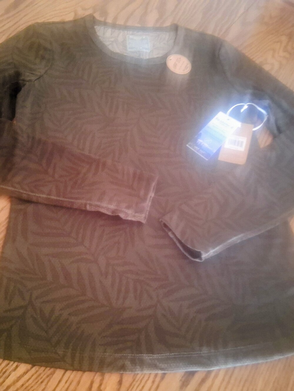 NWT Ladies Top. By Bearclaw, Sz M, MSRP $48